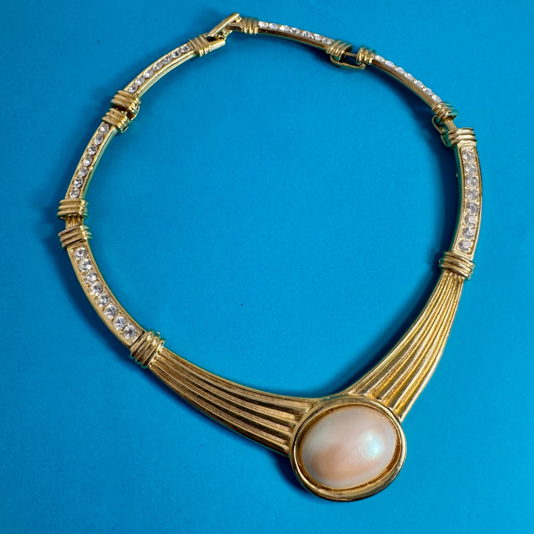 Vintage statement collar