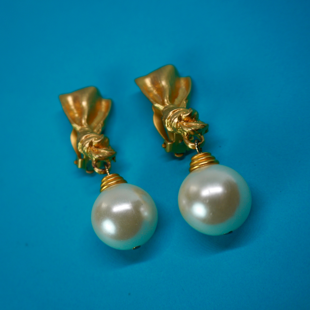 Vintage clip-on earrings pearl